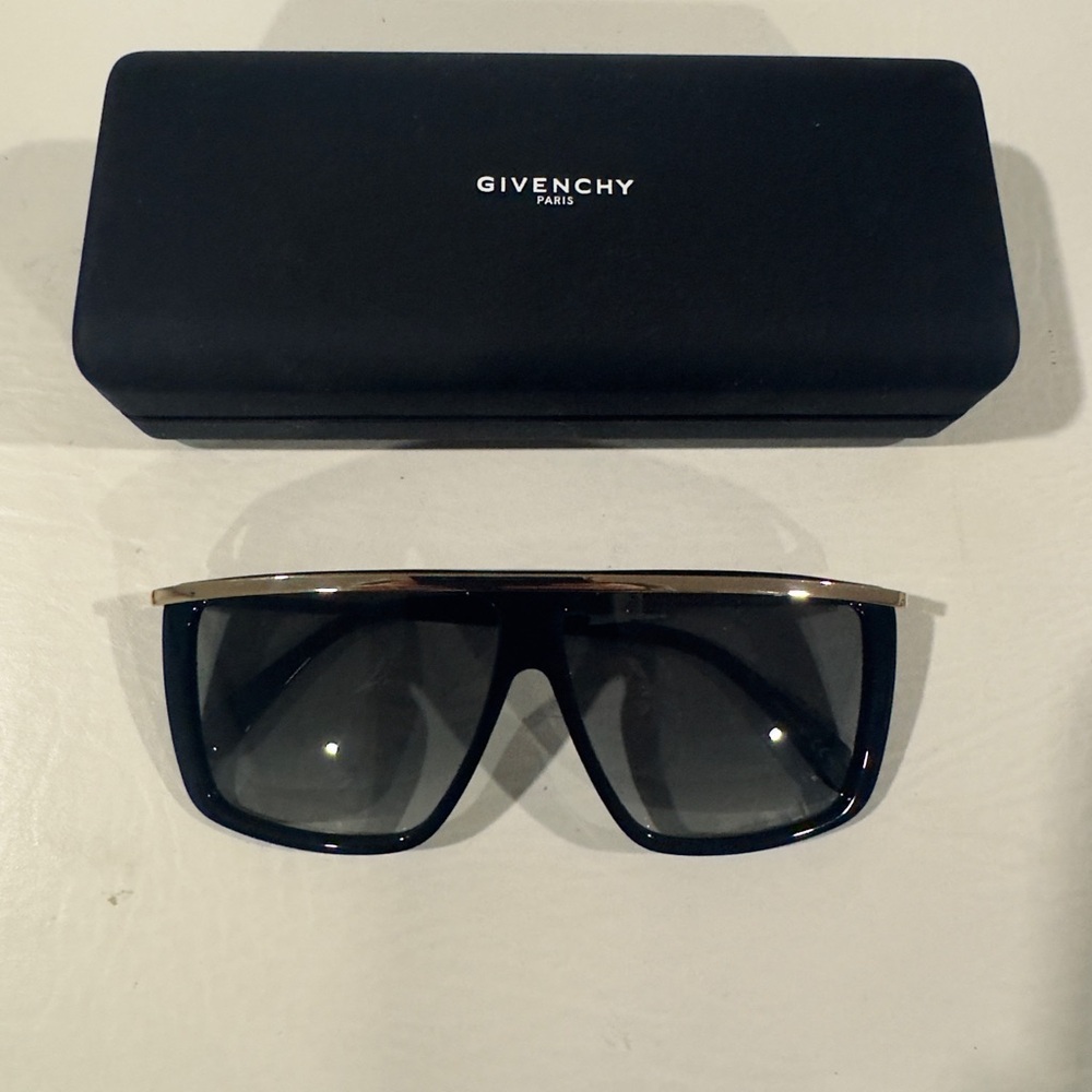 NEW 🔥GIVENCHY🔥 Oversized Square Sunglasses Grey Gradient Lens Sleek Black Design